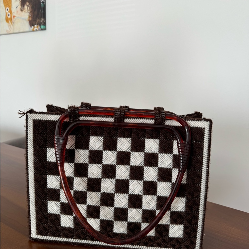 Elegant Brown and Cream Handbag - Picture 2 of 5